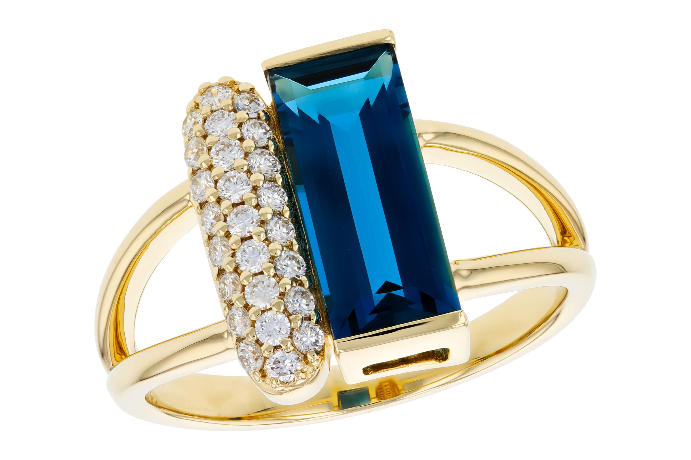 A312-02115: LDS RG 2.67 LONDON BLUE TOPAZ 2.92 TGW (12x5MM BT)